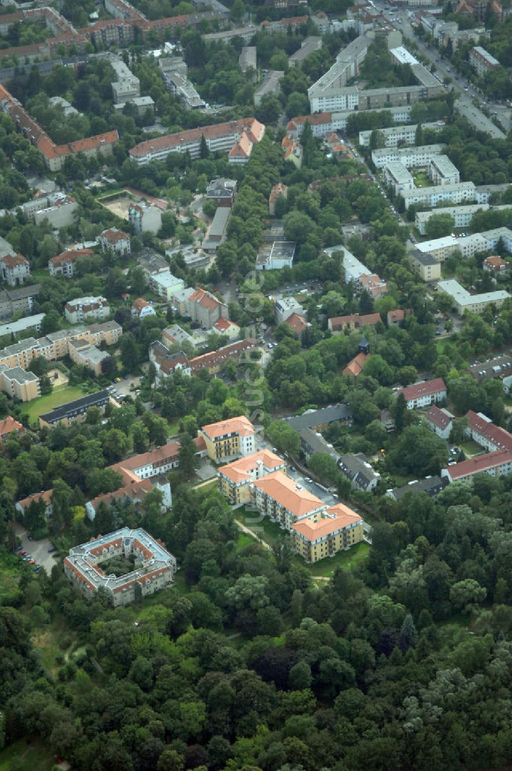 Luftaufnahme Berlin - Seniorenwohnheim des petruswerk Katholische Wohnungsbau- und Siedlungsgesellschaft mbH in Alt-Lankwitz