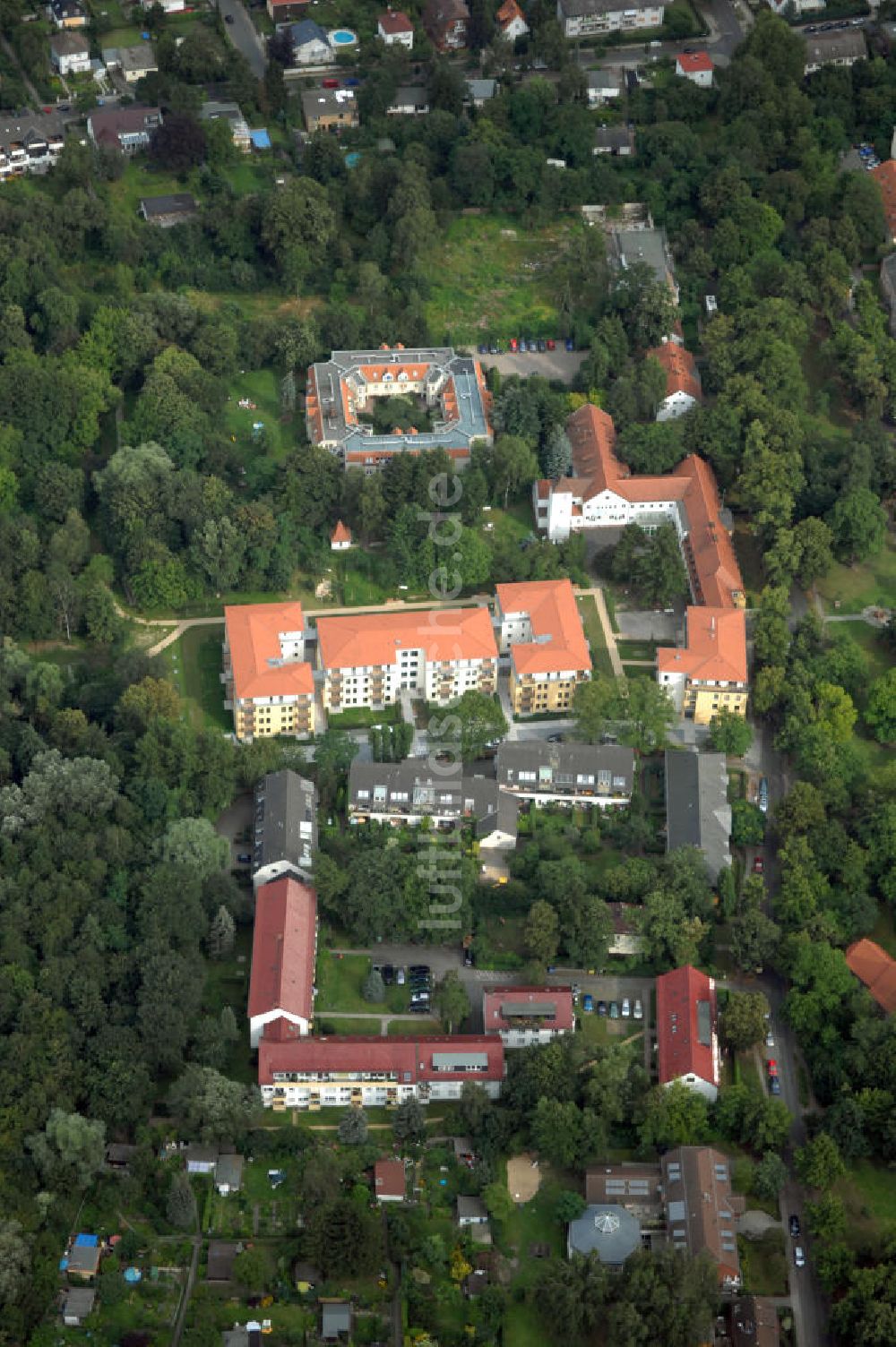 Berlin aus der Vogelperspektive: Seniorenwohnheim des petruswerk Katholische Wohnungsbau- und Siedlungsgesellschaft mbH in Alt-Lankwitz