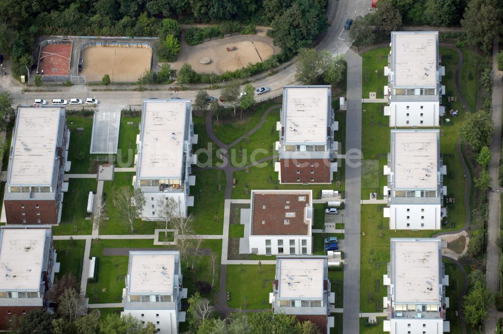 Berlin aus der Vogelperspektive: Seniorenwohnheim St. Teresa des petruswerk Katholische Wohnungsbau- und Siedlungsgesellschaft mbH an der Götzstraße 65 Ecke Felixstraße in 1299 Berlin - Tempelhof