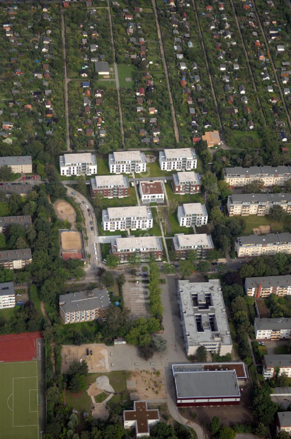 Berlin aus der Vogelperspektive: Seniorenwohnheim St. Teresa des petruswerk Katholische Wohnungsbau- und Siedlungsgesellschaft mbH an der Götzstraße 65 Ecke Felixstraße in 1299 Berlin - Tempelhof