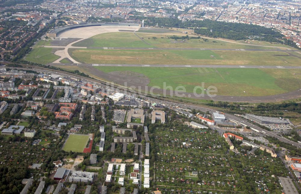 Luftbild Berlin - Seniorenwohnheim St. Teresa des petruswerk Katholische Wohnungsbau- und Siedlungsgesellschaft mbH an der Götzstraße 65 Ecke Felixstraße in 1299 Berlin - Tempelhof