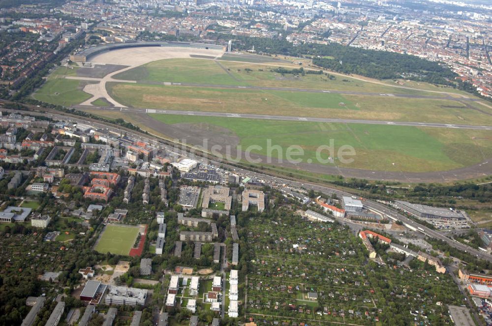 Berlin von oben - Seniorenwohnheim St. Teresa des petruswerk Katholische Wohnungsbau- und Siedlungsgesellschaft mbH an der Götzstraße 65 Ecke Felixstraße in 1299 Berlin - Tempelhof