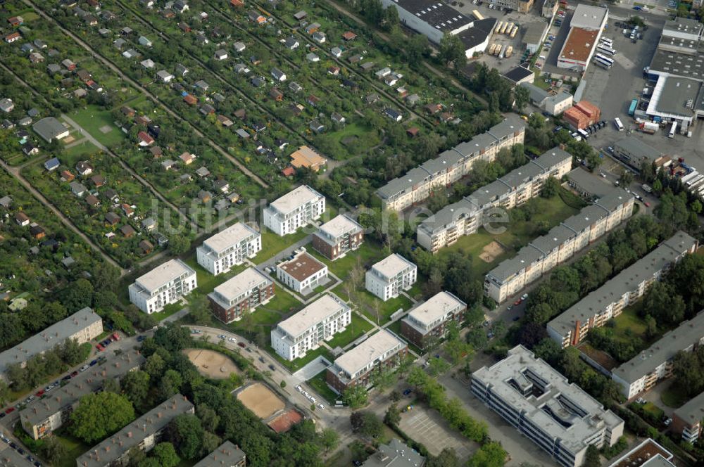 Berlin aus der Vogelperspektive: Seniorenwohnheim St. Teresa des petruswerk Katholische Wohnungsbau- und Siedlungsgesellschaft mbH an der Götzstraße 65 Ecke Felixstraße in 1299 Berlin - Tempelhof