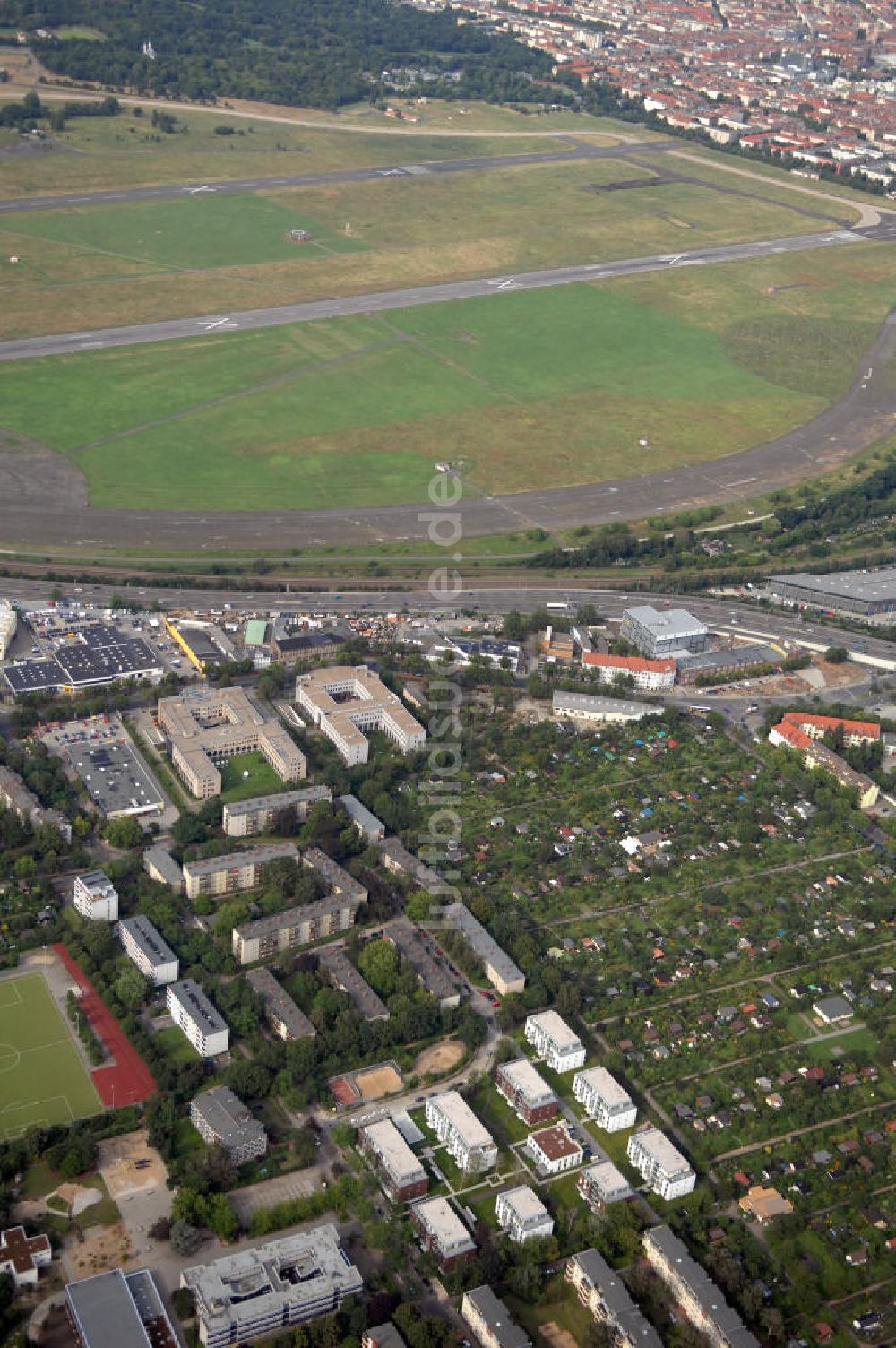 Berlin von oben - Seniorenwohnheim St. Teresa des petruswerk Katholische Wohnungsbau- und Siedlungsgesellschaft mbH an der Götzstraße 65 Ecke Felixstraße in 1299 Berlin - Tempelhof