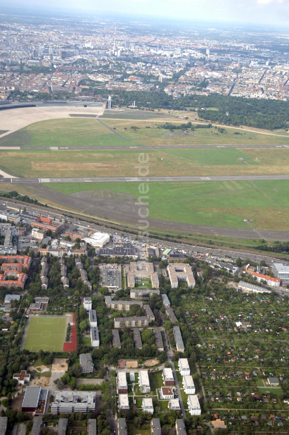 Berlin aus der Vogelperspektive: Seniorenwohnheim St. Teresa des petruswerk Katholische Wohnungsbau- und Siedlungsgesellschaft mbH an der Götzstraße 65 Ecke Felixstraße in 1299 Berlin - Tempelhof