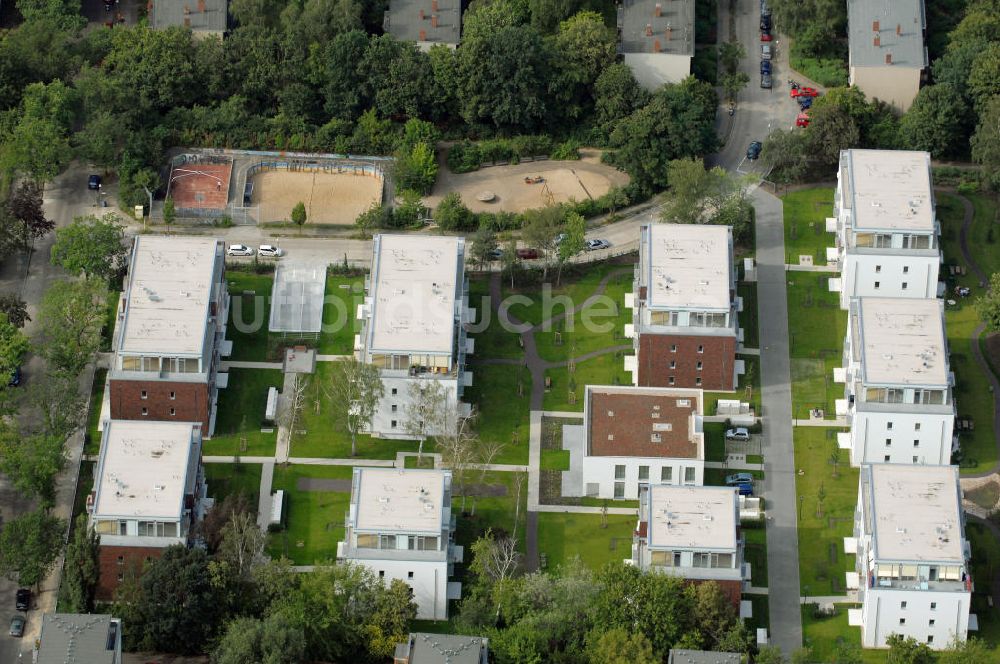 Luftbild Berlin - Seniorenwohnheim St. Teresa des petruswerk Katholische Wohnungsbau- und Siedlungsgesellschaft mbH an der Götzstraße 65 Ecke Felixstraße in 1299 Berlin - Tempelhof