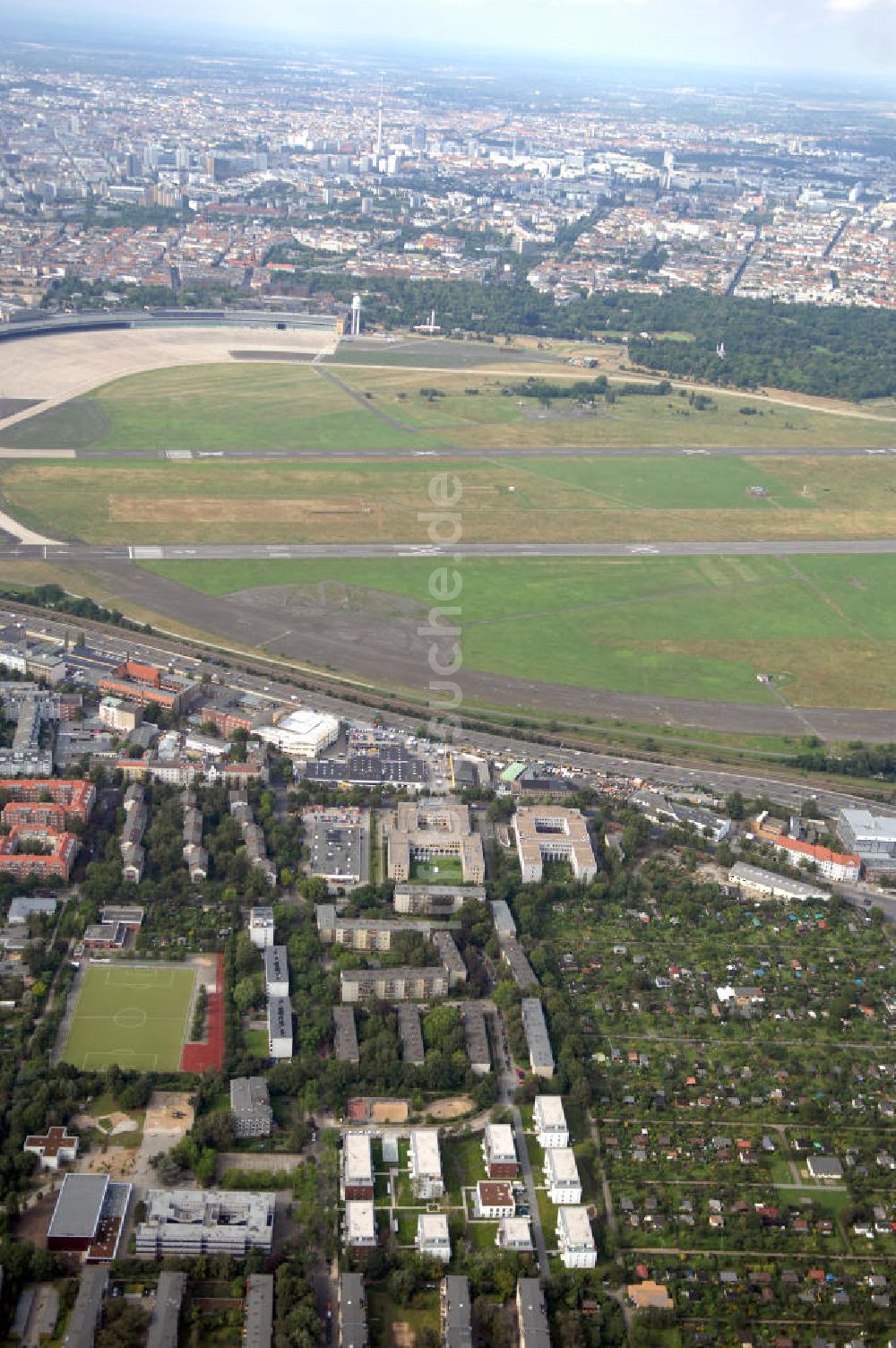 Berlin von oben - Seniorenwohnheim St. Teresa des petruswerk Katholische Wohnungsbau- und Siedlungsgesellschaft mbH an der Götzstraße 65 Ecke Felixstraße in 1299 Berlin - Tempelhof