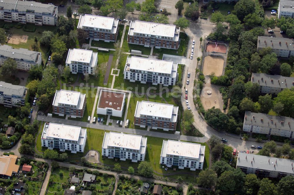 Berlin aus der Vogelperspektive: Seniorenwohnheim St. Teresa des petruswerk Katholische Wohnungsbau- und Siedlungsgesellschaft mbH an der Götzstraße 65 Ecke Felixstraße in 1299 Berlin - Tempelhof