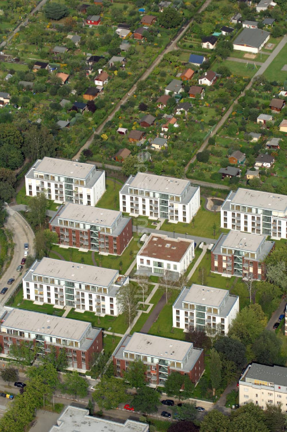 Luftaufnahme Berlin - Seniorenwohnheim St. Teresa des petruswerk Katholische Wohnungsbau- und Siedlungsgesellschaft mbH an der Götzstraße 65 Ecke Felixstraße in 1299 Berlin - Tempelhof