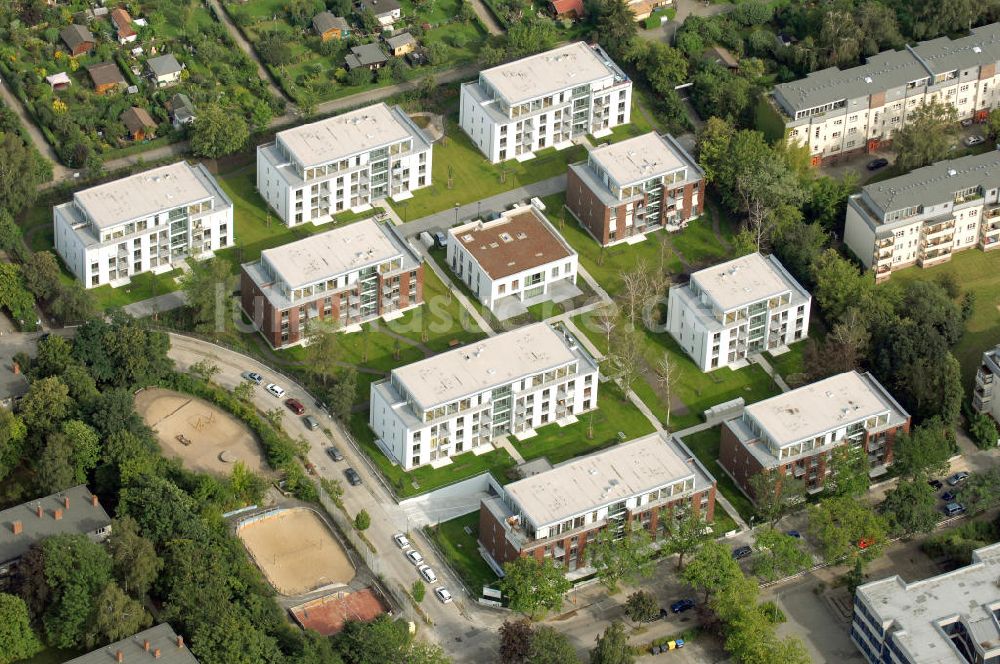 Berlin aus der Vogelperspektive: Seniorenwohnheim St. Teresa des petruswerk Katholische Wohnungsbau- und Siedlungsgesellschaft mbH an der Götzstraße 65 Ecke Felixstraße in 1299 Berlin - Tempelhof