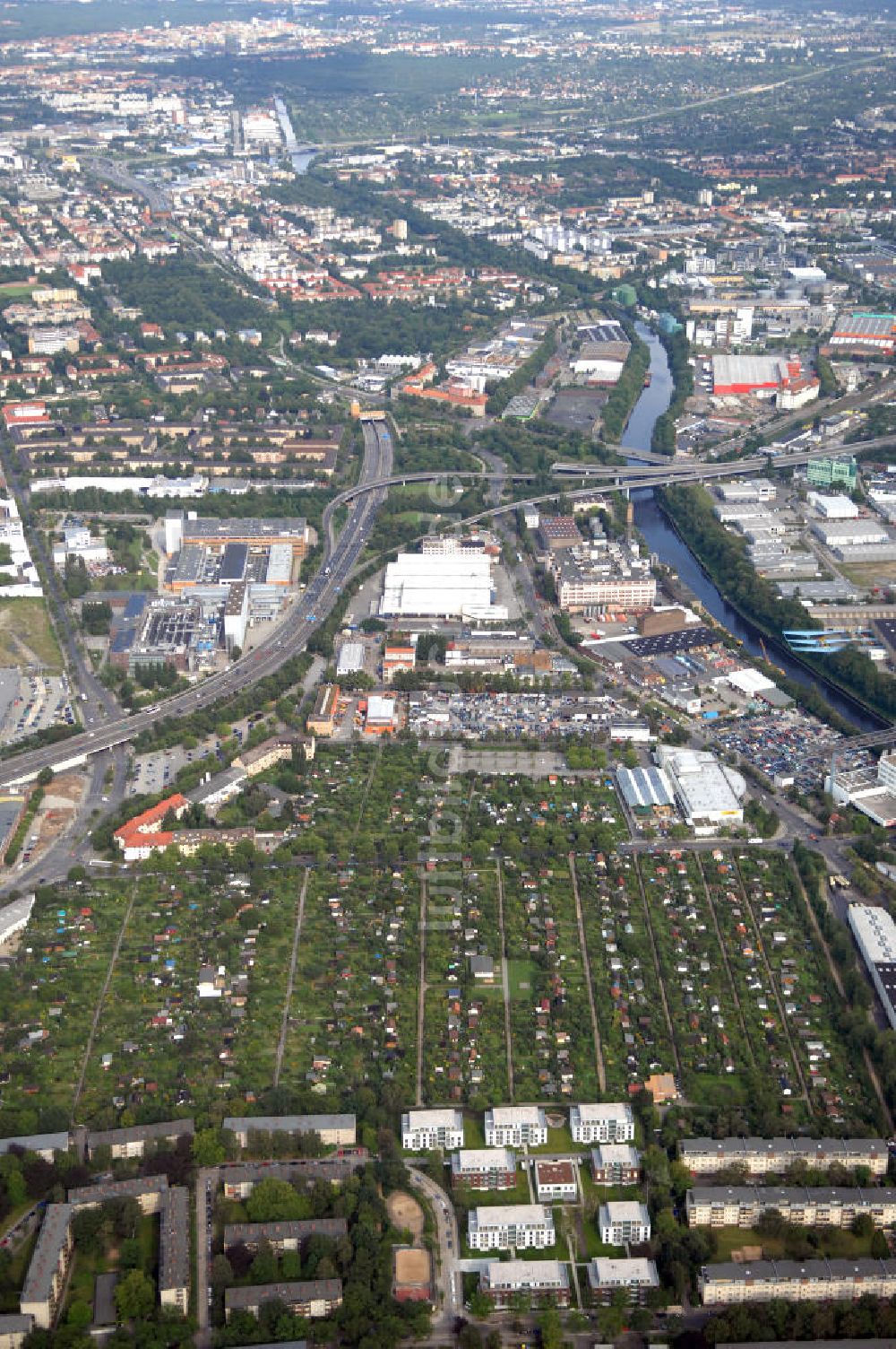 Luftaufnahme Berlin - Seniorenwohnheim St. Teresa des petruswerk Katholische Wohnungsbau- und Siedlungsgesellschaft mbH an der Götzstraße 65 Ecke Felixstraße in 1299 Berlin - Tempelhof