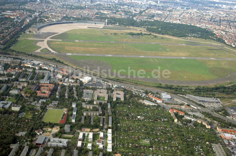 Berlin aus der Vogelperspektive: Seniorenwohnheim St. Teresa des petruswerk Katholische Wohnungsbau- und Siedlungsgesellschaft mbH an der Götzstraße 65 Ecke Felixstraße in 1299 Berlin - Tempelhof