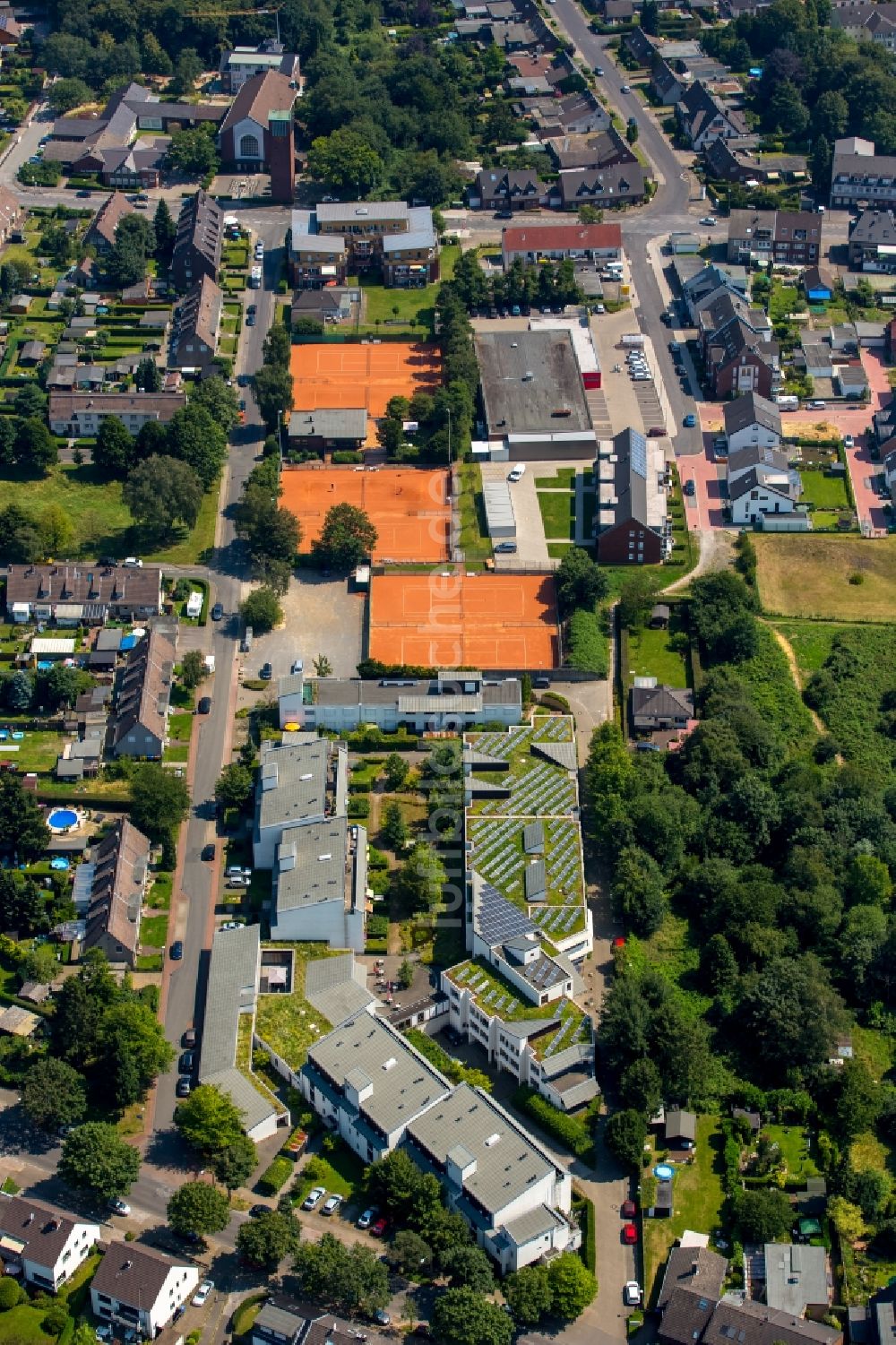 Bottrop von oben - Seniorenzentrum Bottrop-Fuhlenbrock und rotbraun farbige Tennisplätze des Tennisclub TC Waldfriede im Stadtteil Fuhlenbrock in Bottrop im Bundesland Nordrhein-Westfalen