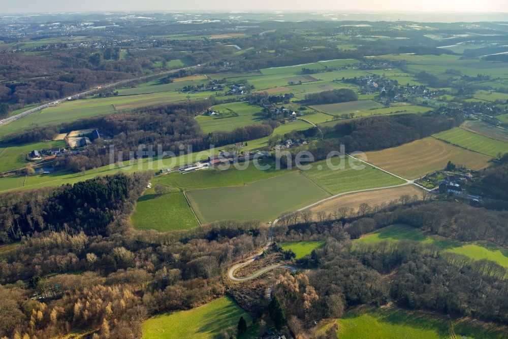 Luftaufnahme Hiddinghausen - Serpentinen und hügelige Landschaft bei Hiddinghausen im Bundesland Nordrhein-Westfalen