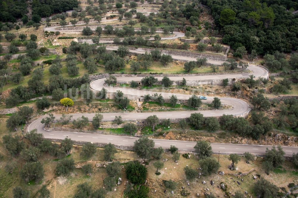 Luftbild Sóller - Serpentinenartiger Streckenverlauf einer Landstraße am einem Berghang bei Soller auf den Balearische Inseln in Spanien