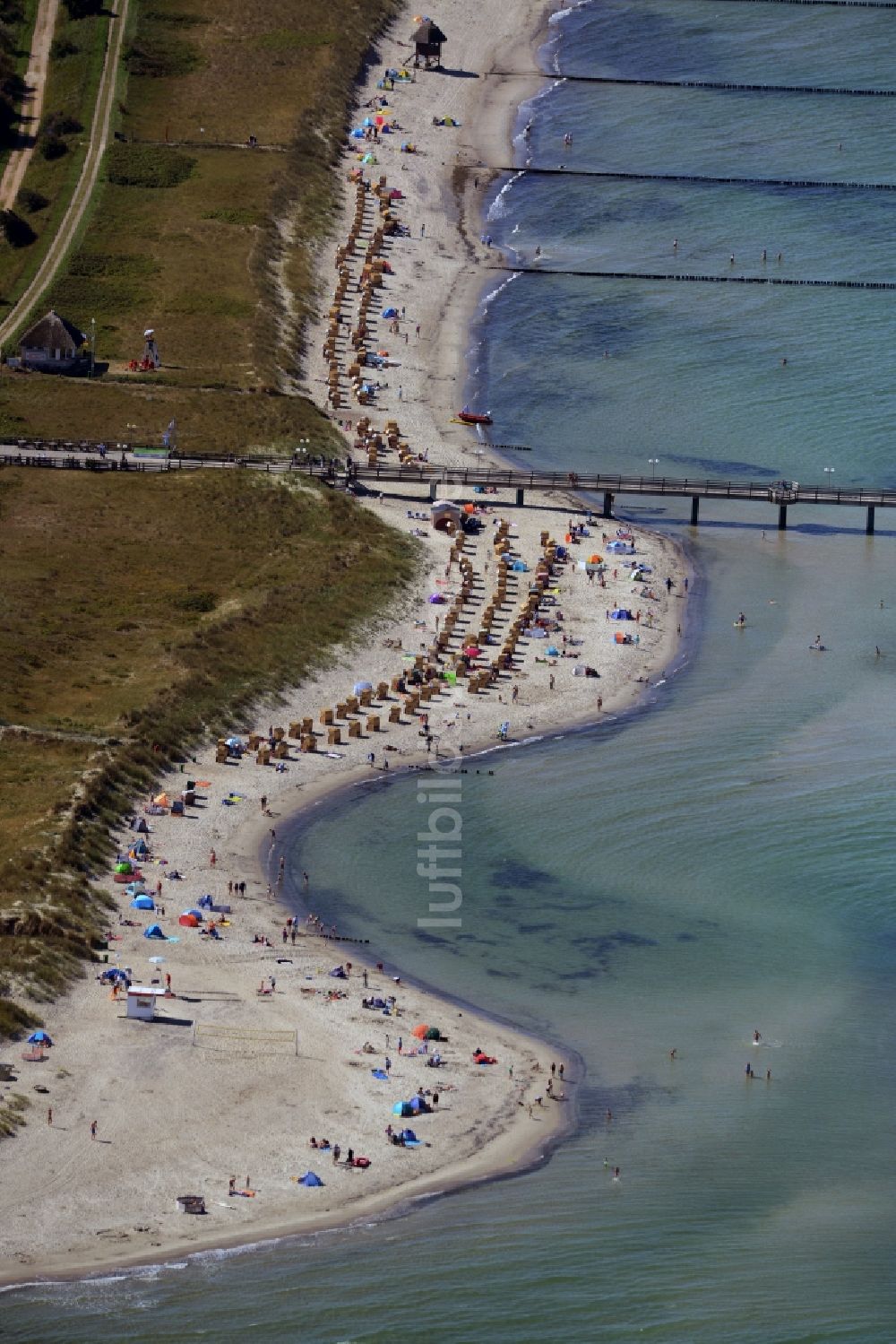 Luftaufnahme Wustrow - Serpentinenförmiger Bogen an der Ostseeküste in Wustrow im Bundesland Mecklenburg-Vorpommern