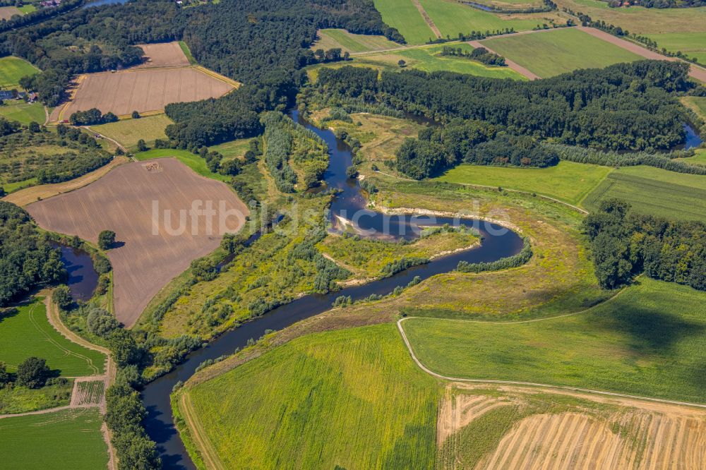 Olfen von oben - Serpentinenförmiger Fluss- Kurvenverlauf der Lippe in Olfen im Bundesland Nordrhein-Westfalen, Deutschland