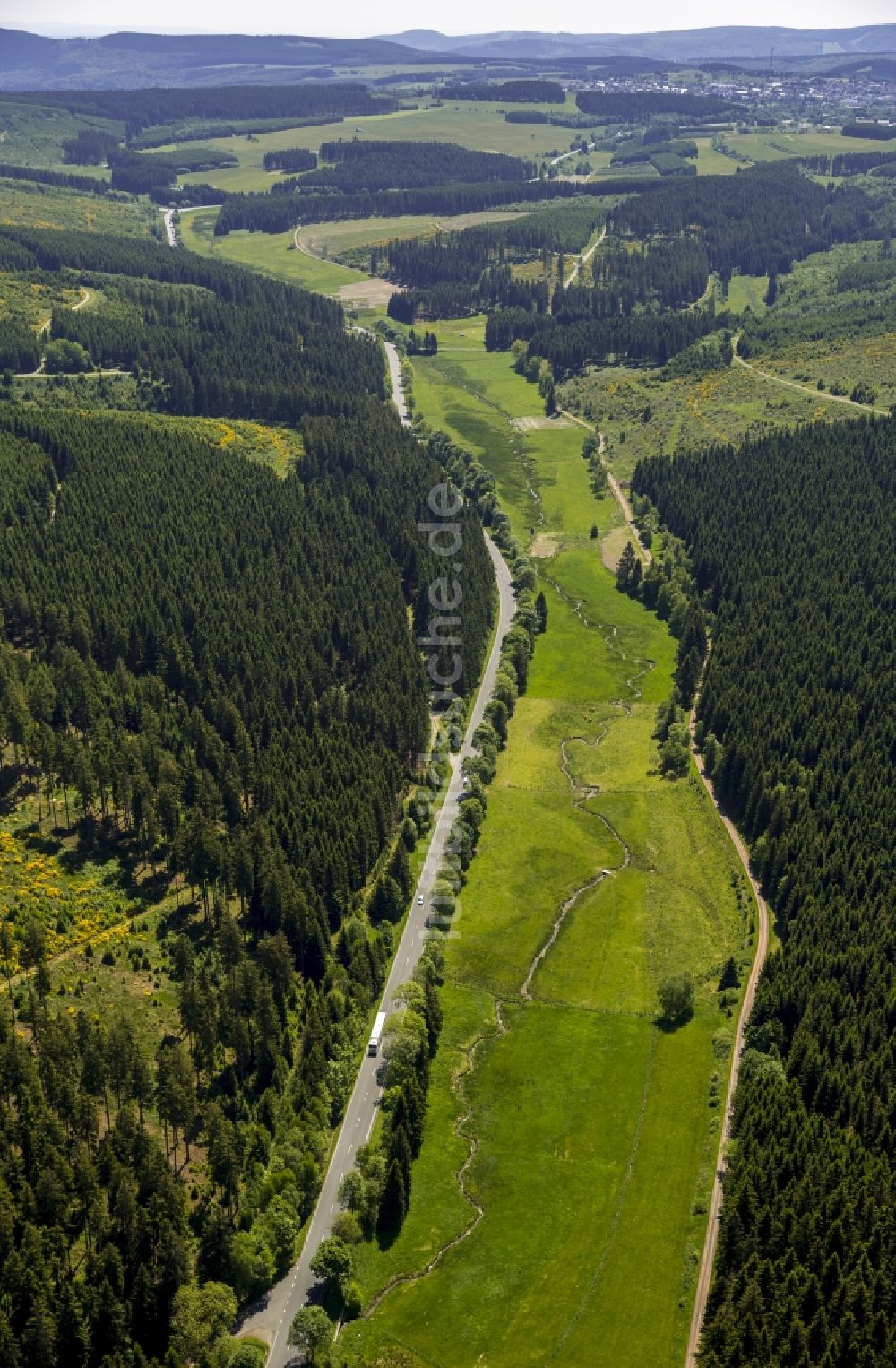 Luftaufnahme Winterberg - Serpentinenförmiger Kurvenverlauf eines Bach - Flüsschens der Ruhr in Winterberg im Bundesland Nordrhein-Westfalen