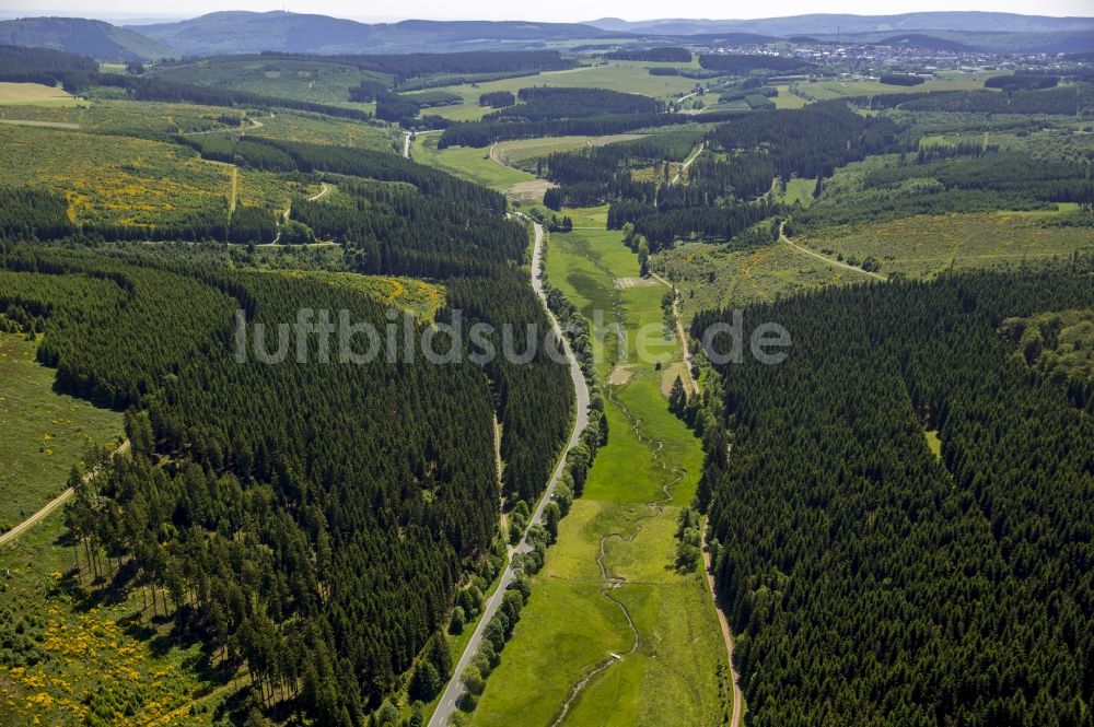 Winterberg von oben - Serpentinenförmiger Kurvenverlauf eines Bach - Flüsschens der Ruhr in Winterberg im Bundesland Nordrhein-Westfalen