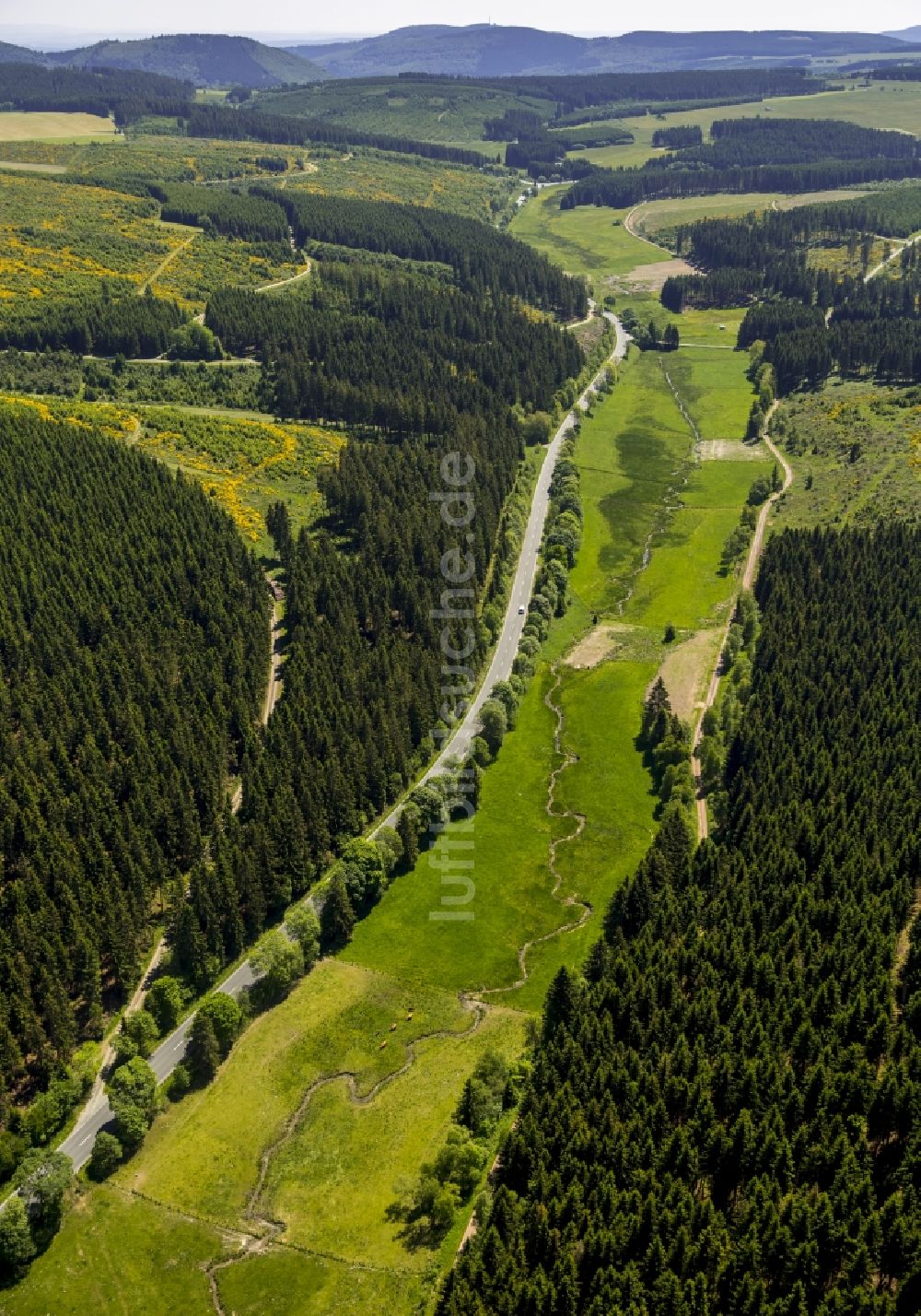 Winterberg aus der Vogelperspektive: Serpentinenförmiger Kurvenverlauf eines Bach - Flüsschens der Ruhr in Winterberg im Bundesland Nordrhein-Westfalen