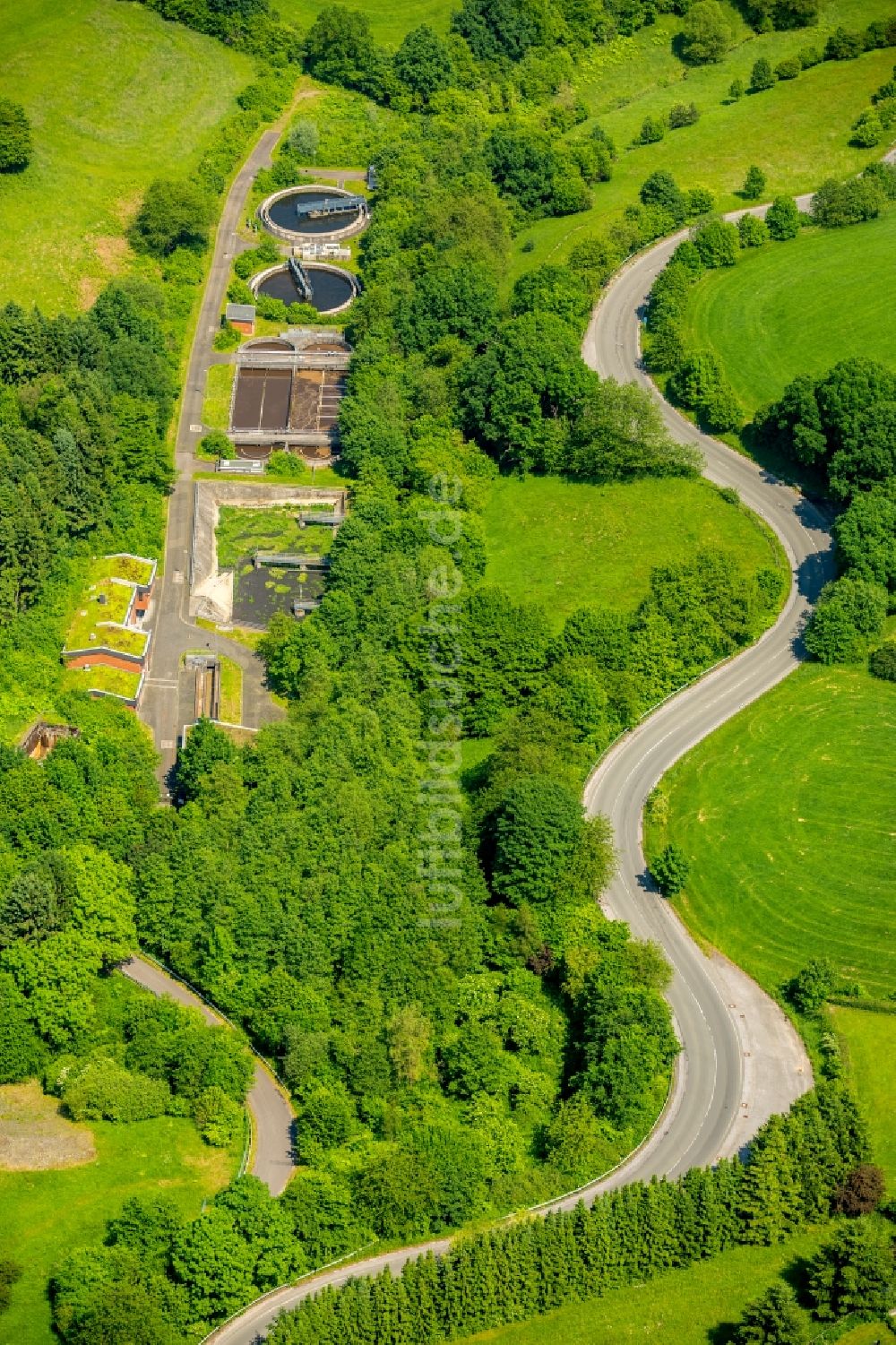 Breckerfeld von oben - Serpentinenförmiger Kurvenverlauf einer Straßenführung in Breckerfeld im Bundesland Nordrhein-Westfalen, Deutschland