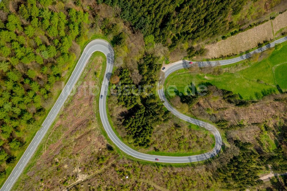 Luftaufnahme Brilon - Serpentinenförmiger Kurvenverlauf einer Straßenführung in Brilon im Bundesland Nordrhein-Westfalen, Deutschland