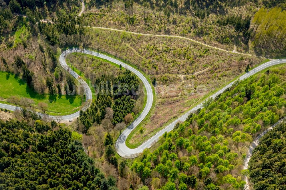 Brilon von oben - Serpentinenförmiger Kurvenverlauf einer Straßenführung in Brilon im Bundesland Nordrhein-Westfalen, Deutschland