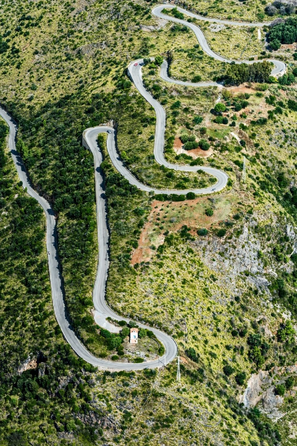 Luftaufnahme Camerota - Serpentinenförmiger Kurvenverlauf einer Straßenführung in Camerota in Italien