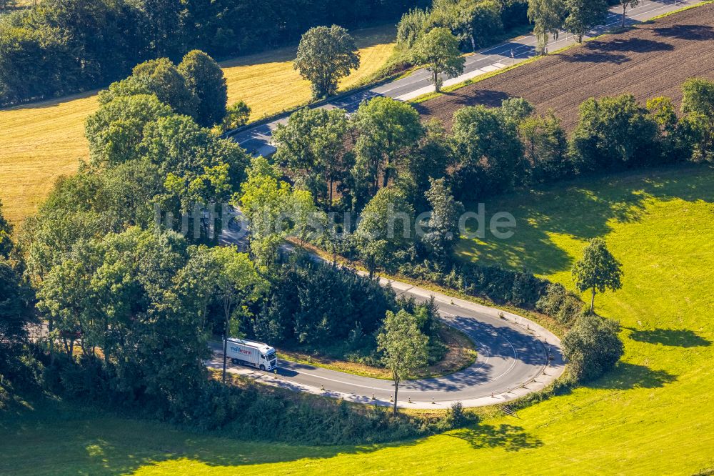 Luftaufnahme Velbert - Serpentinenförmiger Kurvenverlauf einer Straßenführung der Kuhlendahler Straße im Ortsteil Neviges in Velbert im Bundesland Nordrhein-Westfalen, Deutschland