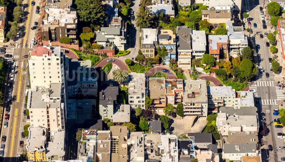 Luftbild San Francisco - Serpentinenförmiger Kurvenverlauf einer Straßenführung Lombard Street in San Francisco in USA