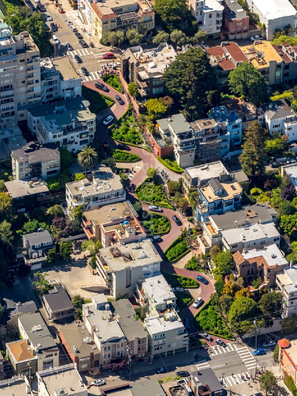 Luftaufnahme San Francisco - Serpentinenförmiger Kurvenverlauf einer Straßenführung Lombard Street in San Francisco in USA