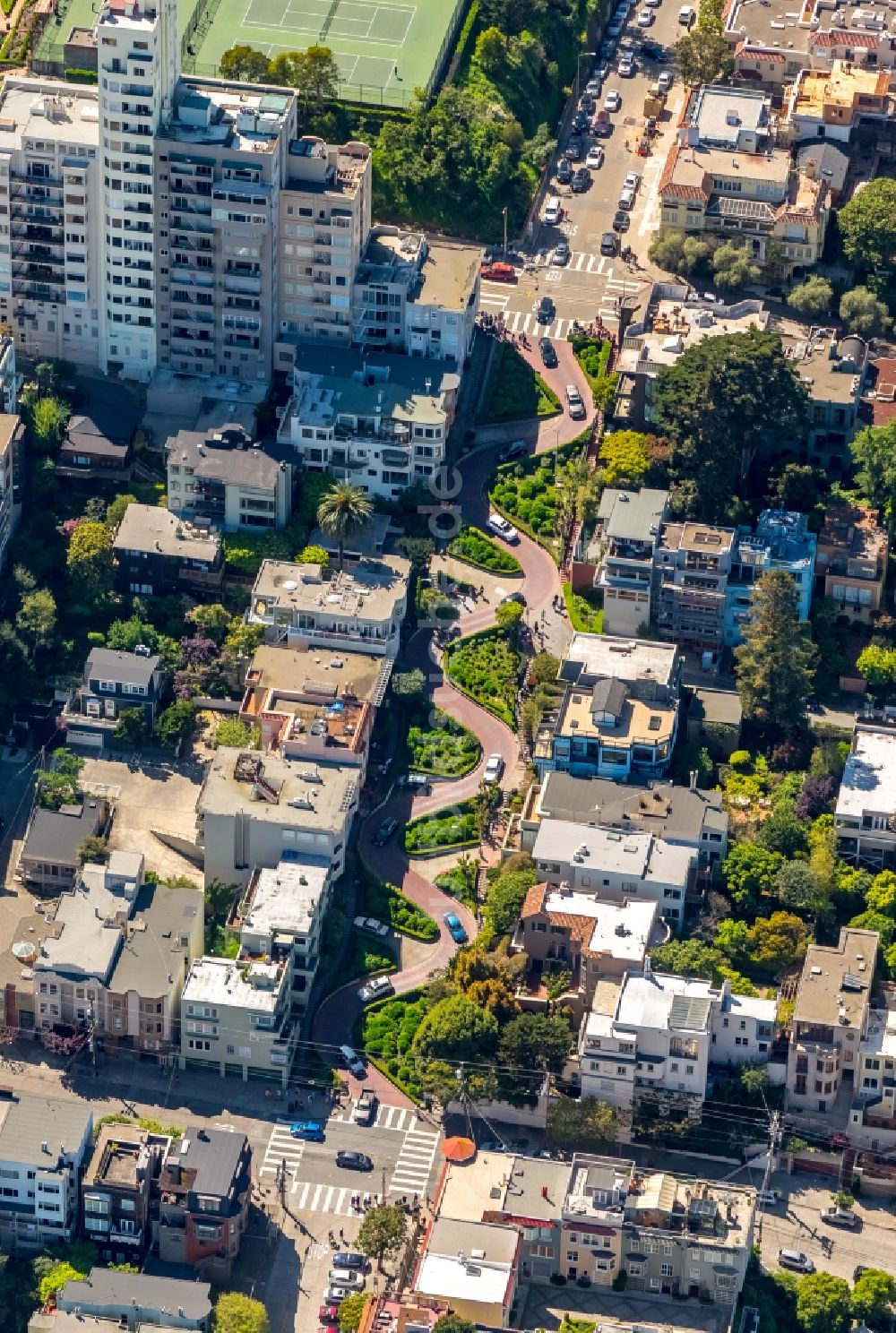 Luftaufnahme San Francisco - Serpentinenförmiger Kurvenverlauf einer Straßenführung Lombard Street in San Francisco in USA