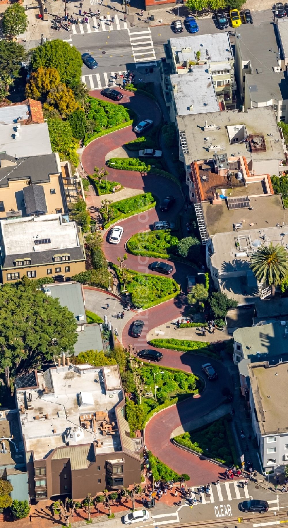 San Francisco von oben - Serpentinenförmiger Kurvenverlauf einer Straßenführung Lombard Street in San Francisco in USA