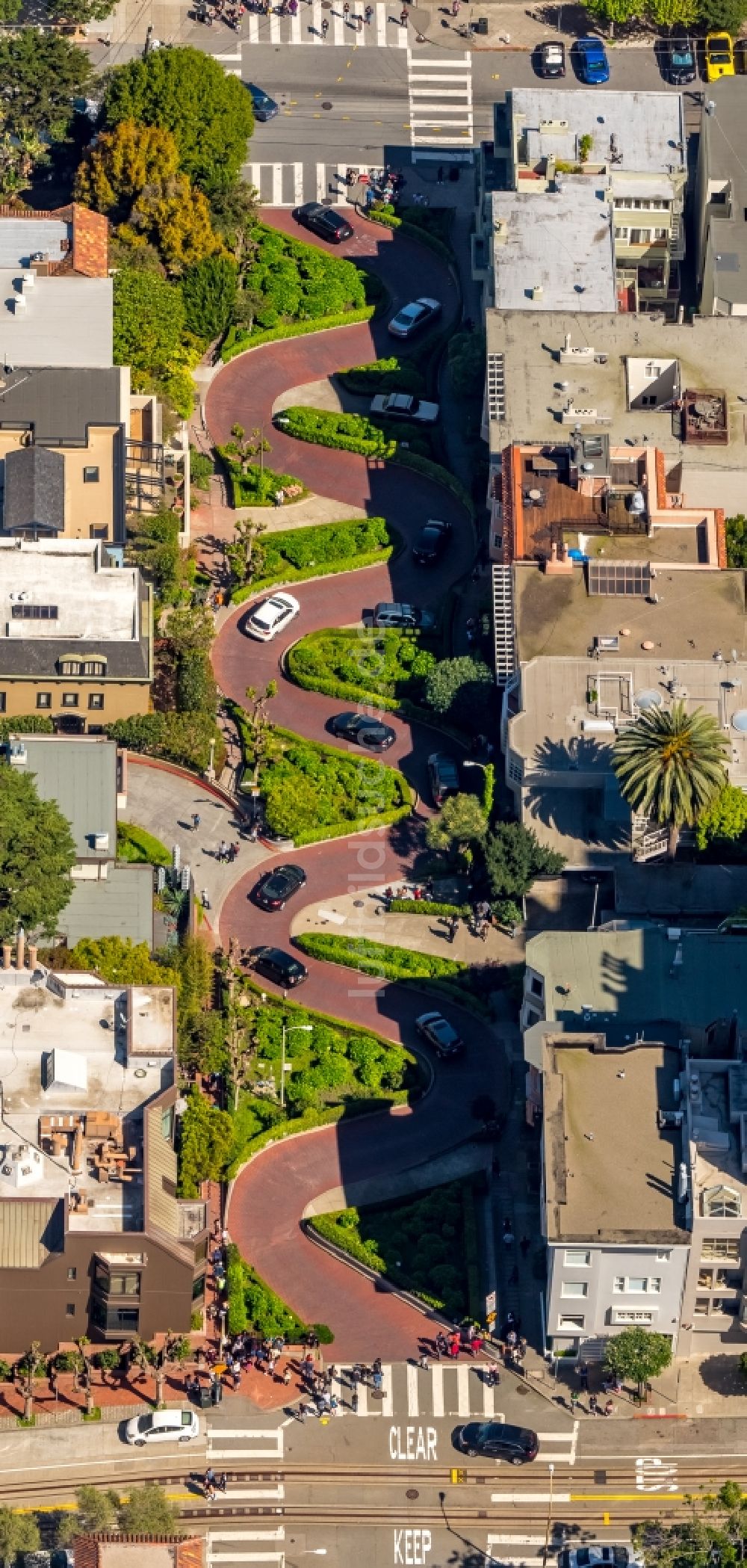 San Francisco aus der Vogelperspektive: Serpentinenförmiger Kurvenverlauf einer Straßenführung Lombard Street in San Francisco in USA