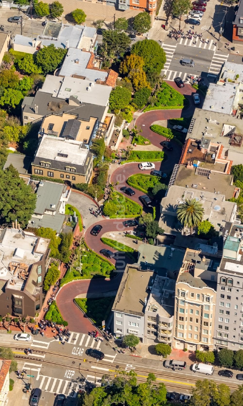 Luftaufnahme San Francisco - Serpentinenförmiger Kurvenverlauf einer Straßenführung Lombard Street in San Francisco in USA