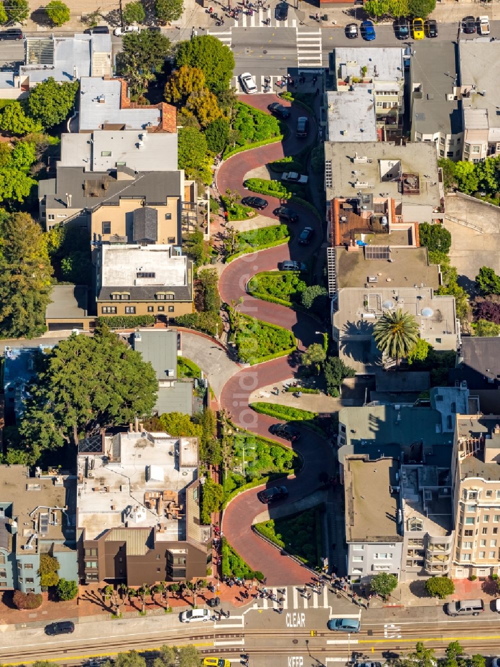 San Francisco aus der Vogelperspektive: Serpentinenförmiger Kurvenverlauf einer Straßenführung Lombard Street in San Francisco in USA