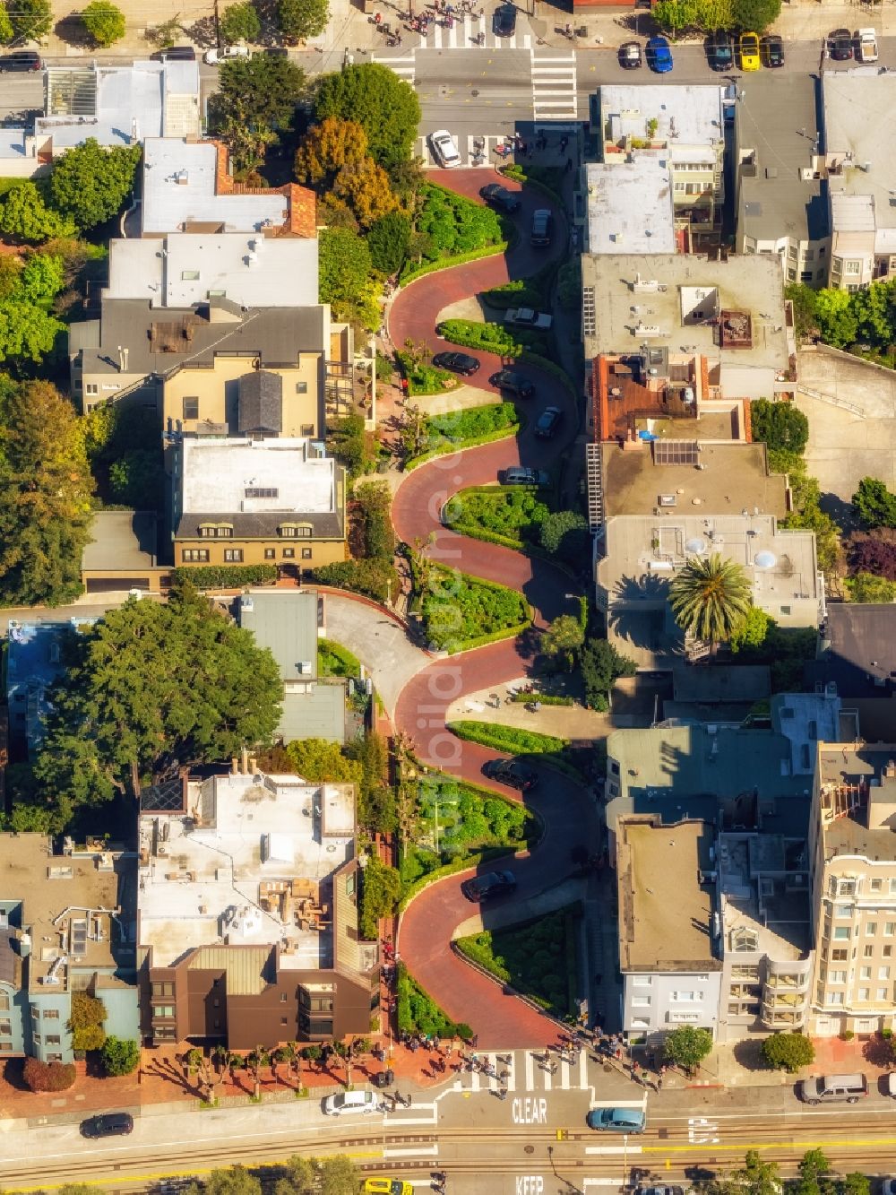 Luftbild San Francisco - Serpentinenförmiger Kurvenverlauf einer Straßenführung Lombard Street in San Francisco in USA