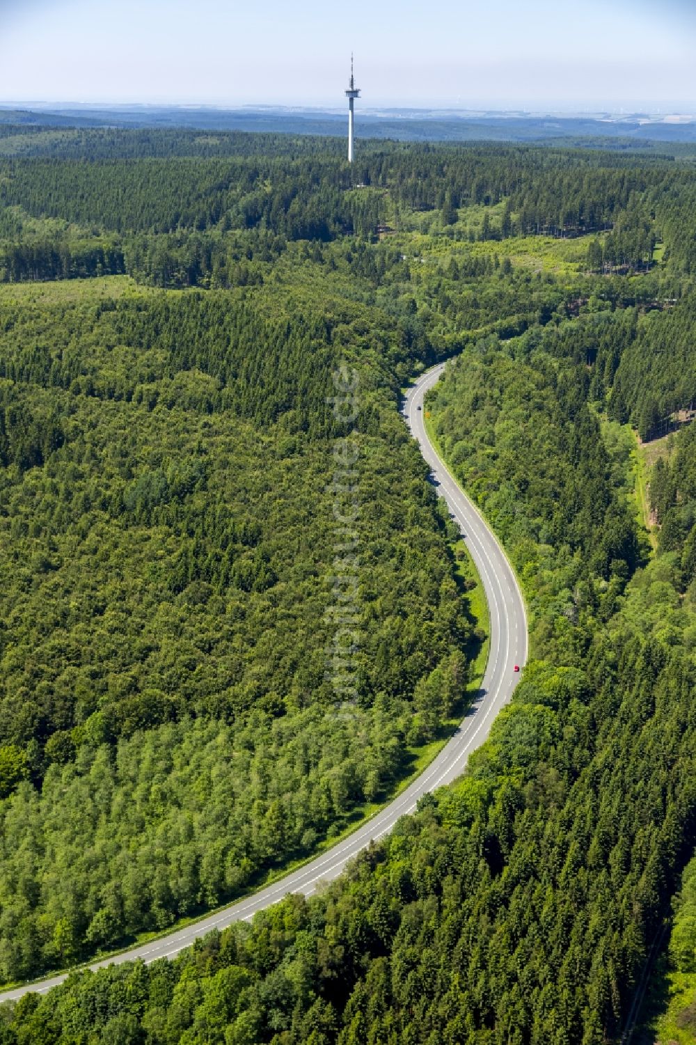 Luftbild Meschede - Serpentinenförmiger Kurvenverlauf einer Straßenführung in Meschede im Bundesland Nordrhein-Westfalen