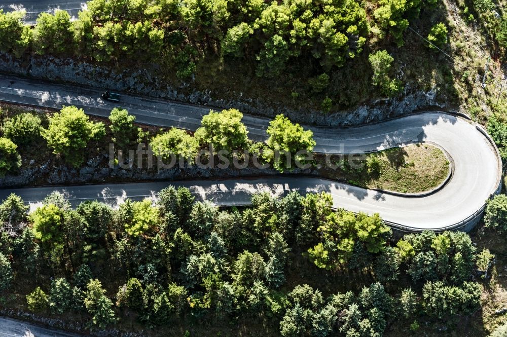 Santa Caterina aus der Vogelperspektive: Serpentinenförmiger Kurvenverlauf einer Straßenführung am Monte San Biagio in Santa Caterina in Italien