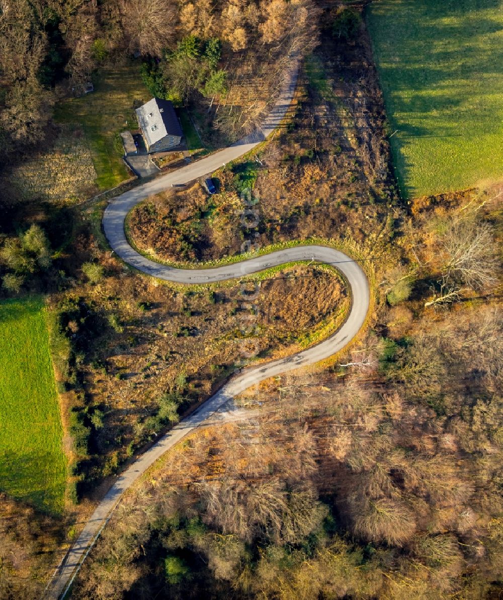 Sprockhövel von oben - Serpentinenförmiger Kurvenverlauf einer Straßenführung in Sprockhövel im Bundesland Nordrhein-Westfalen