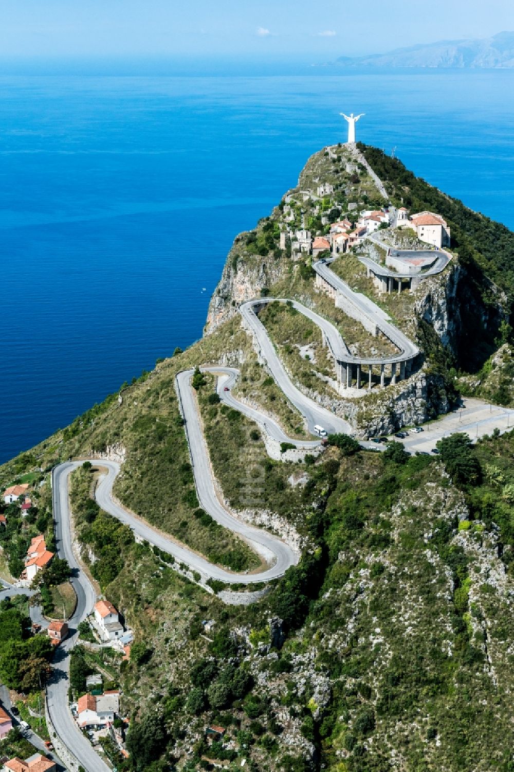 Luftbild Santa Caterina - Serpentinenförmiger Kurvenverlauf einer Straßenführung an der Statua del Cristo Redentore Monte San Biagio in Santa Caterina in Italien