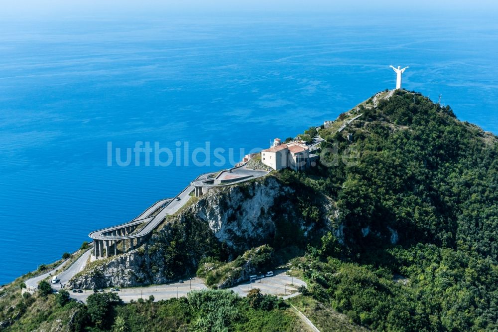 Santa Caterina von oben - Serpentinenförmiger Kurvenverlauf einer Straßenführung an der Statua del Cristo Redentore Monte San Biagio in Santa Caterina in Italien