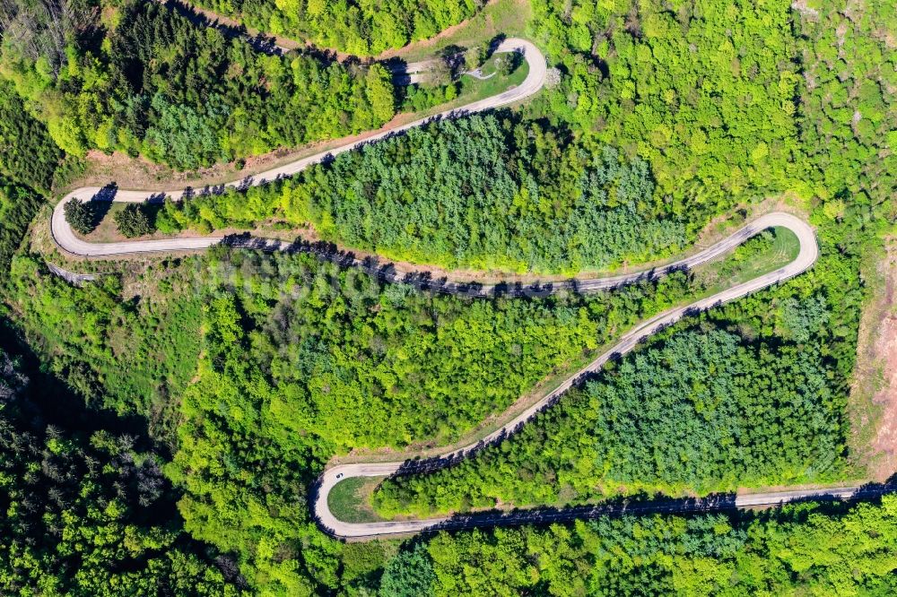 Untergriesbach Jochenstein von oben - Serpentinenförmiger Kurvenverlauf einer Straßenführung in Untergriesbach Jochenstein im Bundesland Bayern