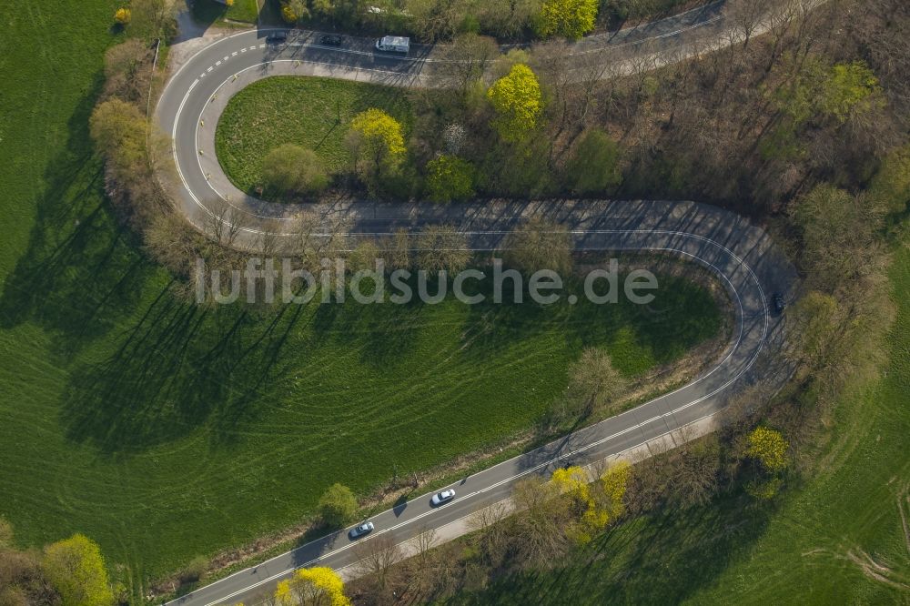 Luftbild Velbert - Serpentinenförmiger Kurvenverlauf einer Straßenführung in Velbert im Bundesland Nordrhein-Westfalen