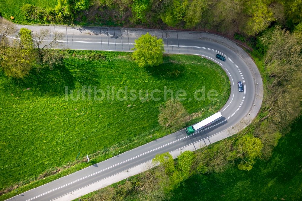 Velbert von oben - Serpentinenförmiger Kurvenverlauf einer Straßenführung in Velbert im Bundesland Nordrhein-Westfalen, Deutschland