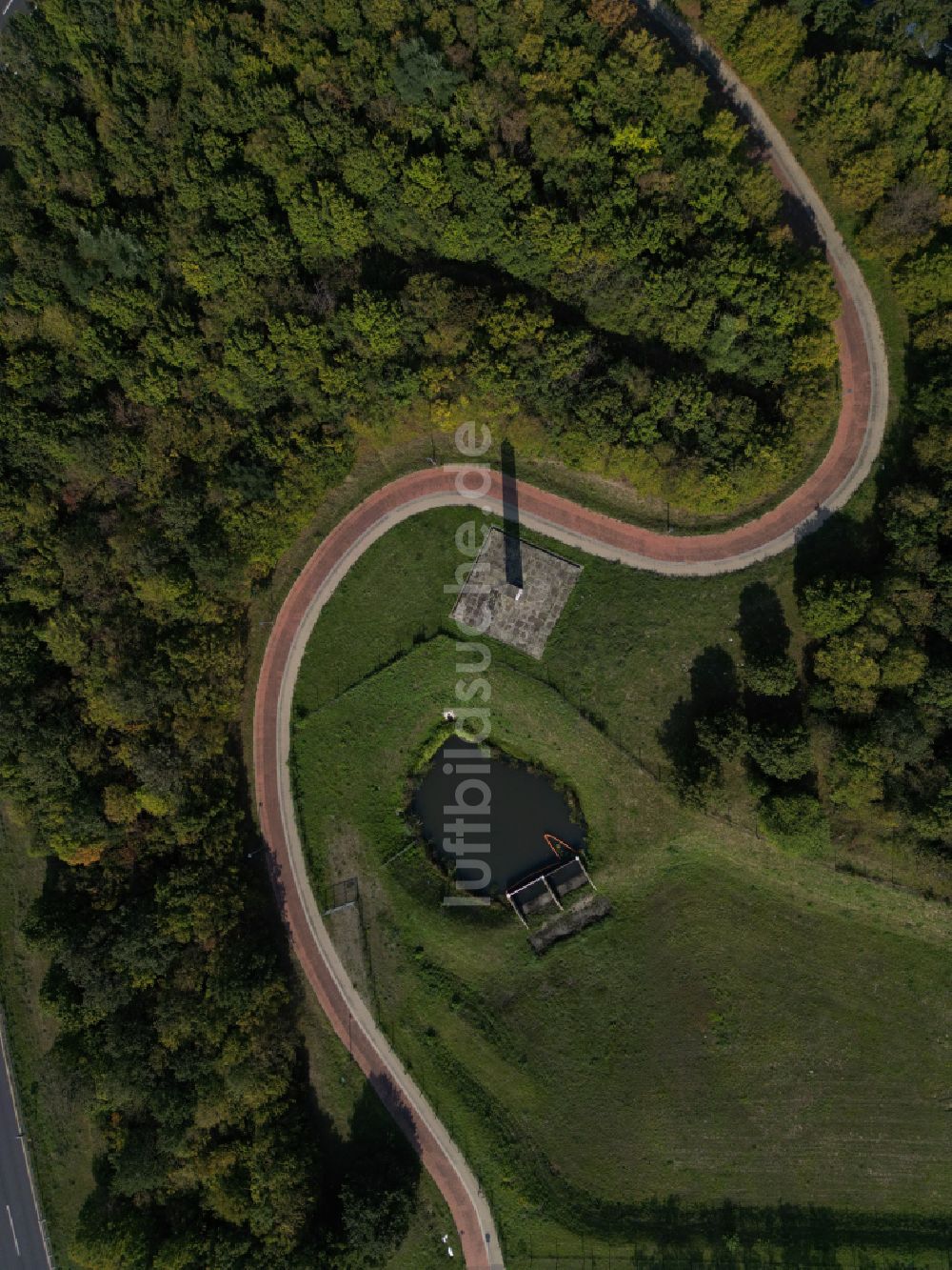 Luftbild Dresden - Serpentinenförmiger Kurvenverlauf einer Wegführung des Fahrradweges am Autobahn-Obelisk in Dresden im Bundesland Sachsen, Deutschland