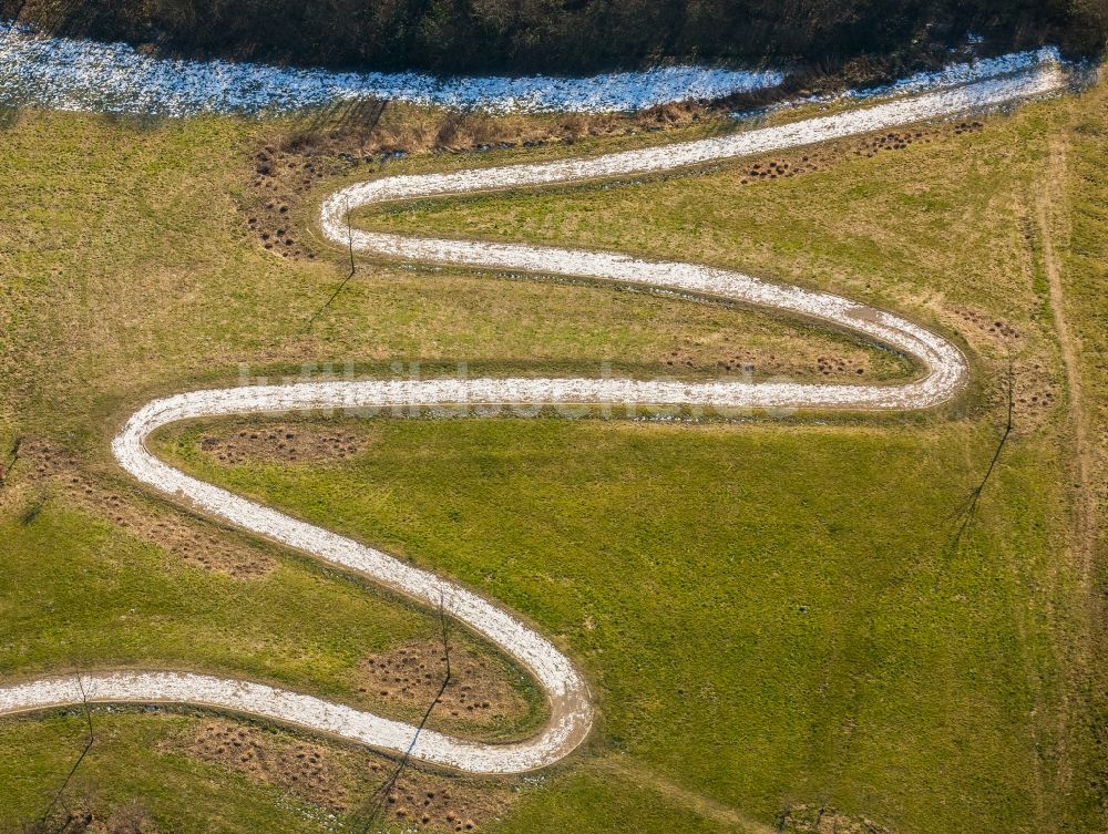 Luftaufnahme Heiligenhaus - Serpentinenförmiger Kurvenverlauf einer Wegführung in Heiligenhaus im Bundesland Nordrhein-Westfalen