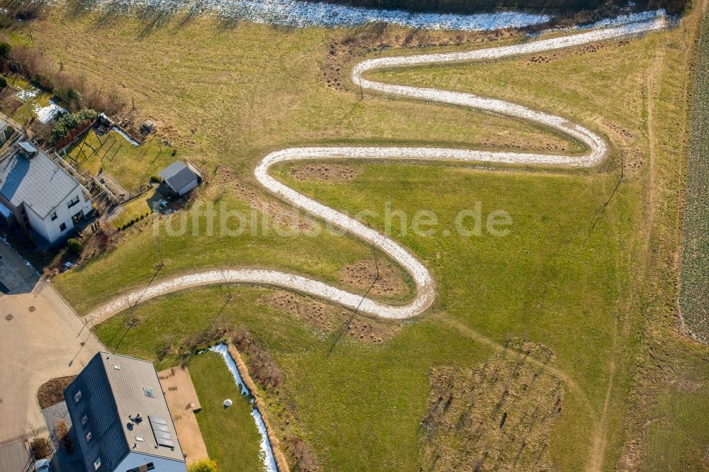 Heiligenhaus von oben - Serpentinenförmiger Kurvenverlauf einer Wegführung in Heiligenhaus im Bundesland Nordrhein-Westfalen