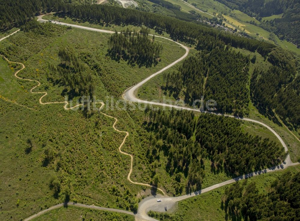 Luftbild Winterberg - Serpentinenförmiger Kurvenverlauf einer Wegführung in Winterberg im Bundesland Nordrhein-Westfalen