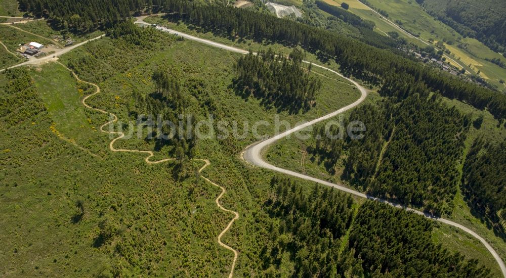 Luftaufnahme Winterberg - Serpentinenförmiger Kurvenverlauf einer Wegführung in Winterberg im Bundesland Nordrhein-Westfalen